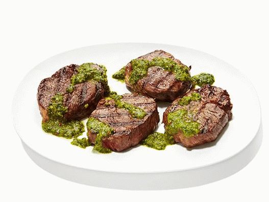 صورة من لحم البقر المشوي مع صلصة تشيميشوري