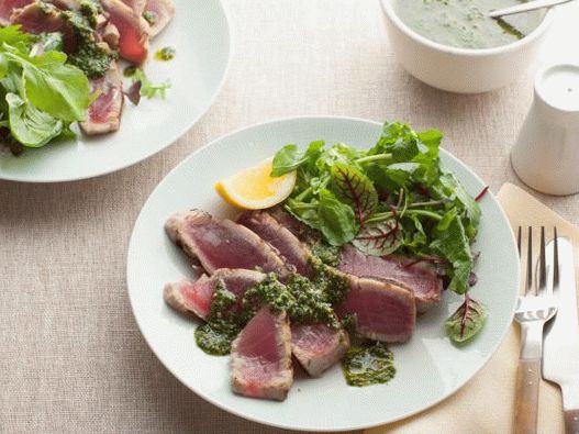 صورة لشرائح التونة المشوية مع البيستو