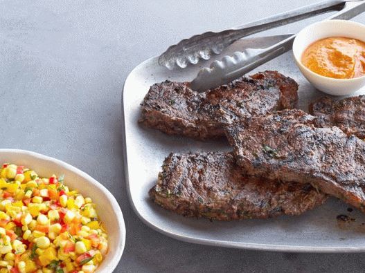 شرائح اللحم مع سلطة الذرة المخللة وصلصة التوابل