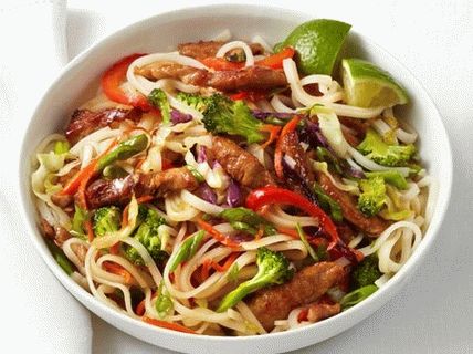 فوتو ستير فراي مع لحم الخنزير والأرز المعكرونة