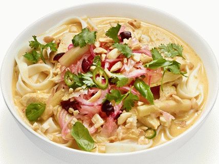 شوربة فوتو بالكاري مع الدجاج والفول السوداني والخضروات المخللة