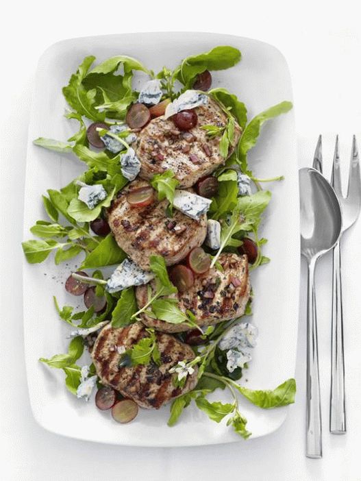 فوتو لحم الخنزير كستلاتة مع جرجير وسلطة العنب