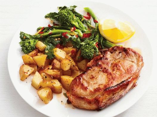 شرائح لحم الخنزير مع البطاطا والبروكلي