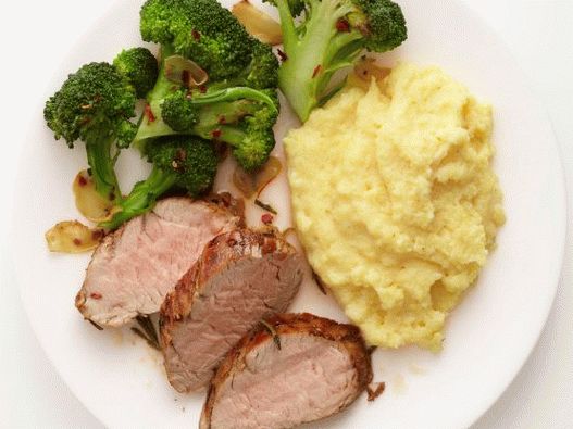 صور لحم الخنزير مع إكليل الجبل والعصيدة