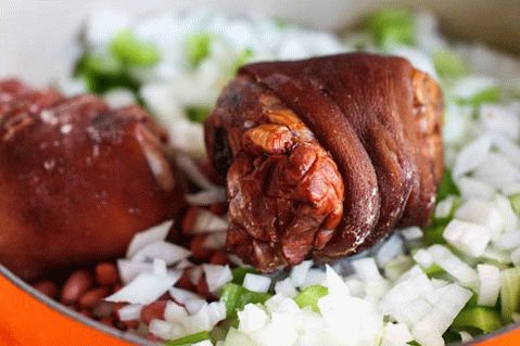 صورة لحم خنزير مطهو على الطريقة الكوبية مع الفاصوليا