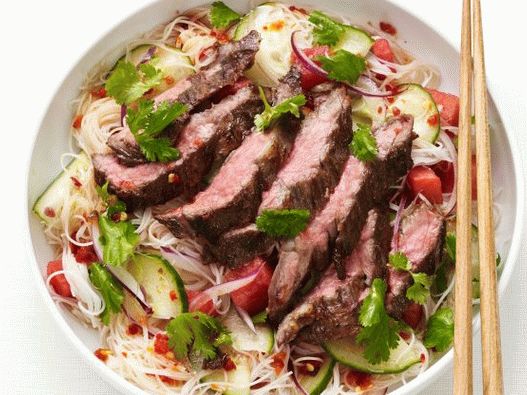 Photo Thai noodle salad with beef