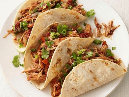 صورة من سندويشات التاكو مع ديك رومي في صلصة الخلد في طباخ بطيء