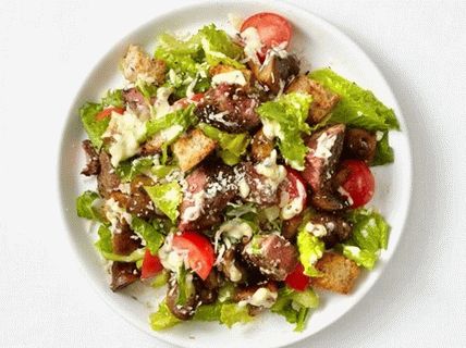 صور سلطة دافئة مع لحم البقر والبازلاء المخللة