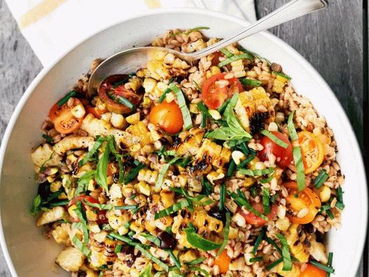 صور سلطة دافئة مع تهجئة (فارو) والذرة