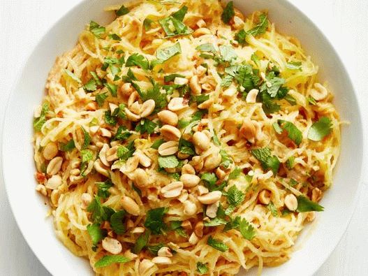 صورة معكرونة اليقطين مع صلصة الفول السوداني