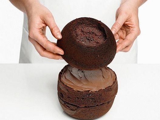 قم بتشحيم الكعكة المستديرة مع الشوكولاتة ، ثم ضعيها على الكعكة الثالثة