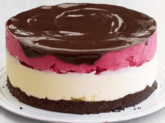 كعكة الشوكولاتة مع شربات الليمون والتوت