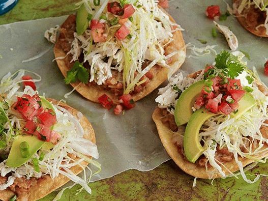 صورة توستادو مع الدجاج ، الفاصوليا و الصلصة الصلصا