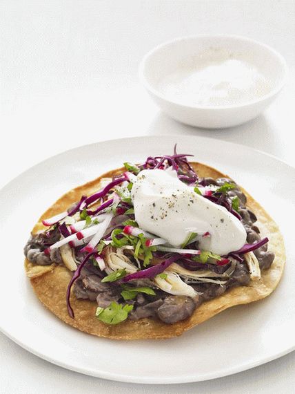 صورة توستادوس مع الدجاج والفاصوليا السوداء وسلطة الملفوف الأحمر