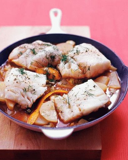 صورة مطهو ببطء سمك القد مع الشمر والبصل