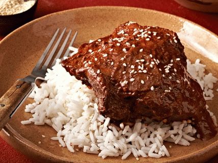 صور مطهو بالفخذين من الديك الرومي في صلصة الخلد