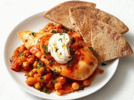 صدر دجاج مطهو مع الحمص في صلصة الطماطم