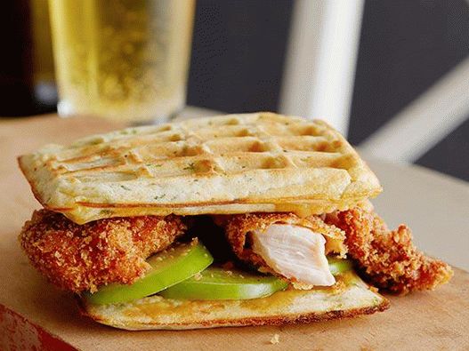 فوتو ويفر ساندويش بالدجاج وشراب القيقب الحار