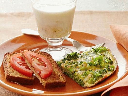 Photo Vegetarian Breakfast: بروكلي فريتاتا ، توست مع الطماطم وحليب الموز