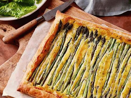Photo Spring tart with asparagus