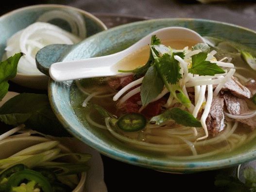 صورة حساء المعكرونة بالأرز الفيتنامي مع اللحم البقري
