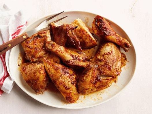 صورة للطبق - دجاج في محلول ملحي في البيرة ، مخبوز على علبة من البيرة المشوية