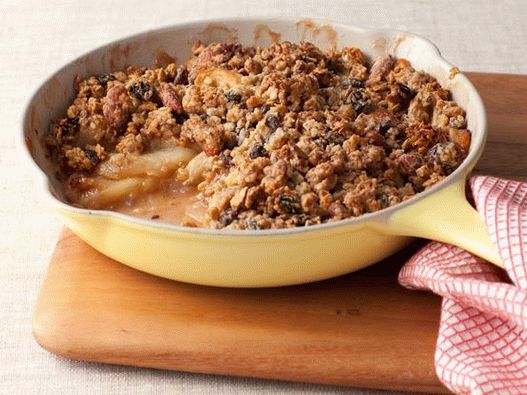 Photo Apple crisp with granola in a pan