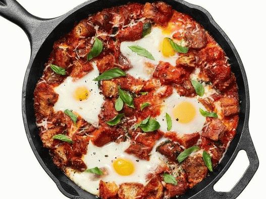 صورة البيض في المطهر: البيض المقلي في صلصة الطماطم مع النقانق