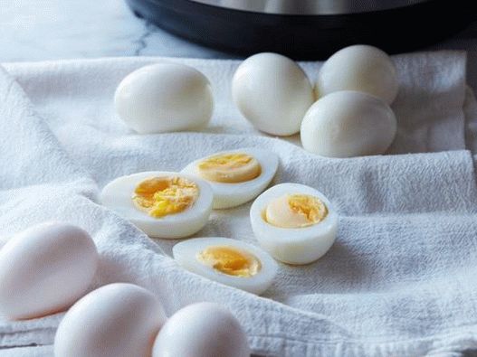 صور البيض المسلوق الصلب في طباخ بطيء