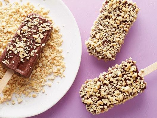 صورة من المجمدة الموز مع الكاكاو على عصا