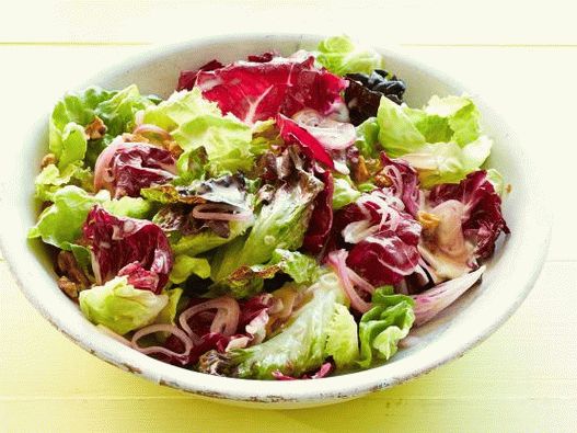 صورة للسلطة الخضراء مع الكراث المخللة