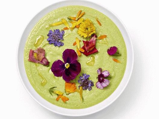 صور gazpacho الخضراء مع الزهور الصالحة للأكل