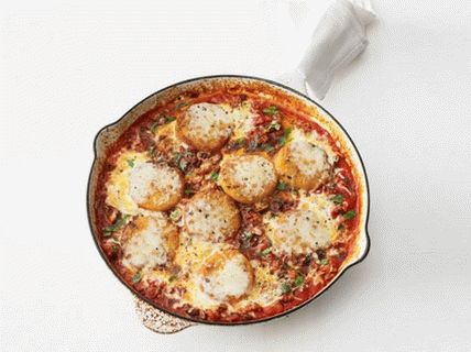 صورة من عصيدة من دقيق الذرة المشوي مع النقانق الإيطالية والموزاريلا