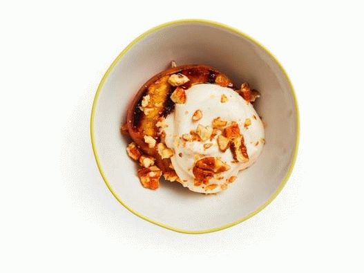 صورة من الخوخ المشوي مع الكريمة المخفوقة