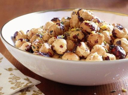 البندق المحمص مع الأعشاب