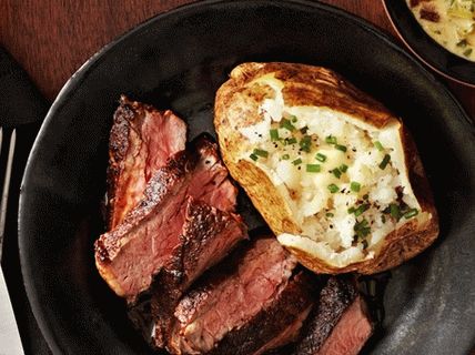 صورة من نيويورك ستيك مشوي مع صلصة الويسكي