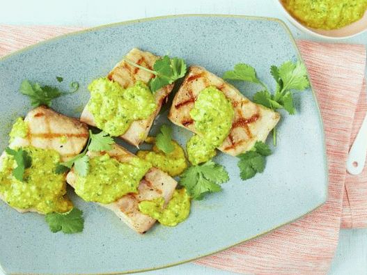 Photo Golden mackerel barbecue مع pesto from yellow bell pepper and cilantro